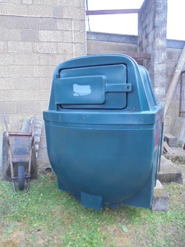 Bunded fuel tank with - with, pump